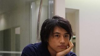 斎藤工、バスローブ姿で男の色気ムンムン！SPドラマで“ワケあり”外商員に