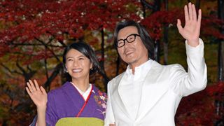 榮倉＆トヨエツ、足キスに大テレ！