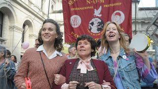 ビル・ナイら出演『パレードへようこそ』4月公開!ロンドンLGSMの若者とウェールズ炭坑労働者の友情描く