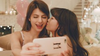 こじはるがマギーにキス！女3人でランジェリーパーティー