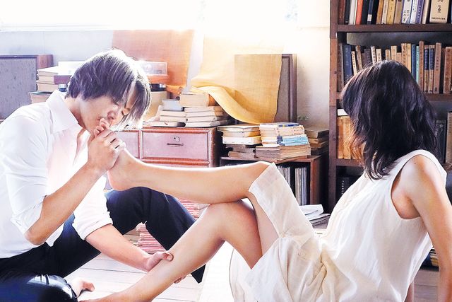 トヨエツが榮倉に生々しい“足キス”…映像初公開
