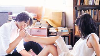 トヨエツが榮倉に生々しい“足キス”…映像初公開