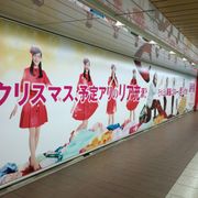 オタク&ロングヘアの能年玲奈と背比べ!等身大ポスターが新宿に出現