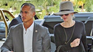 イケメンボディーガードに話題沸騰!ジェニファー・ローレンスより注目浴びる事態に