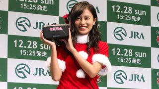 小島瑠璃子、キュートなサンタコス披露!乗馬ゲームに大興奮!