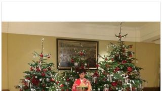 前田敦子が着物姿でツリーと共に撮影、「正月とクリスマスが一緒?」と話題に