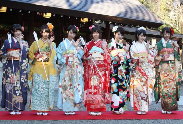 乃木坂46の新成人7名が乃木神社に！華やかな晴れ着姿を披露