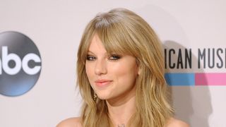 テイラー・スウィフト　学費の足しにとファンに約24万円とネックレスなどをプレゼント