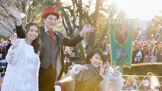 松たか子、神田沙也加らサプライズ登場!TDLに『アナ雪』その後の世界