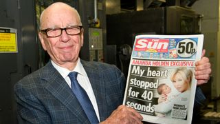 英The Sun紙、伝統のトップレス美女写真の掲載を「時代遅れ」と廃止