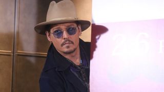 ジョニー・デップ、会見ドタキャン時は全裸だった！その後は婚約者とフグに舌鼓