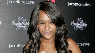 ホイットニーさんの娘、浴槽で意識不明に 心肺蘇生後、救急搬送