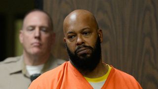 殺人で起訴されたシュグ・ナイト、パニック発作で緊急入院