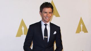 エディ・レッドメイン、GG賞トロフィーで空港のセキュリティーチェックに引っ掛かりご満悦