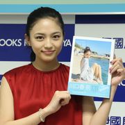川口春奈、20歳の誕生日にセクシーショットを解禁! 「無心で、時を忘れて撮影」