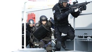 向井理×綾野剛、映画版『S-最後の警官-』の劇中カットが初公開