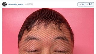 浅野忠信“みかんネット”かぶる姿が「素敵過ぎる」と話題