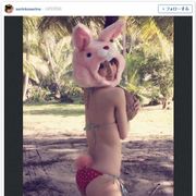 芹那、セクシーバックショット!“うさぎビキニ”写真公開