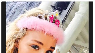 クロエ・モレッツ、黒のビキニ姿に!18歳の誕生日をティアラでお祝い!