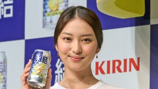 武井咲、本気のチュー顔何度も…初のお酒CMで大テレ!