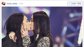 菜々緒と石田ニコルが女性同士の濃厚キス写真を公開
