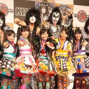 ももクロ、KISSの来日会見に飛び入り!初恋の話をするほどフレンドリーな間柄