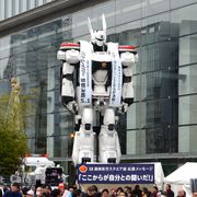 実物大イングラム、東京マラソンを応援するもランナーに気付かれず?