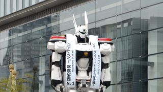 実物大イングラム、東京マラソンを応援するもランナーに気付かれず?