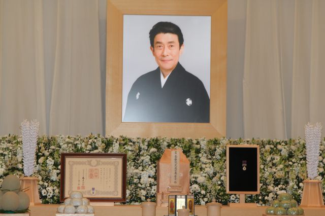 坂東三津五郎さん葬儀に海老蔵、木村拓哉など5,000人近くが参列