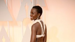 ルピタ・ニョンゴ、1,800万円のオスカードレスが盗まれる