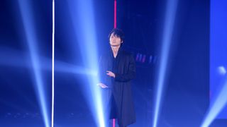 綾野剛、ヤンキー歩きで横断!東京ガールズコレクション客席にメンチで主演作をアピール