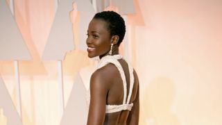 盗まれたルピタ・ニョンゴのオスカードレス、偽の真珠と知った犯人が返却