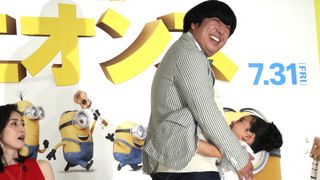バナナマン日村、7歳子役とハグするも…天海祐希が危険を察知し引きはがす!