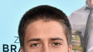 「科学ファミリー ラボラッツ」のビリー・アンガー 父親を契約違反で訴える