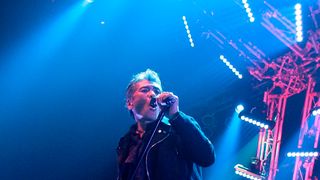 吉川晃司、バイクで転倒し骨折…全治2か月もライブ出演！