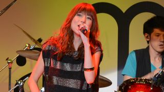 hitomi、10代のころの写真を公開!細く長い美脚は20年前から健在