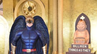 オスカー作品『バードマン』等身大フィギュアが完成!大阪のシンボルに降臨!