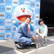 ドラえもんには親指がある!ドラえもんの手形、ジャッキー、スタローン、ヨン様ら国際的スターとともに設置!