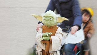 『スター・ウォーズ』ヨーダ&ウィケットの等身大ぬいぐるみが登場!圧倒的な存在感!