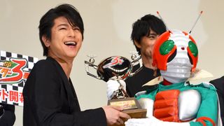 及川光博、憧れ仮面ライダーV3からのトロフィーに感激!「人生何が起こるかわからない」