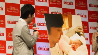 東MAX、愛娘との初ツーショット写真を披露!札束から一転よだれかけでパパギャグも