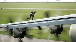 トム・クルーズ、軍用機の左翼をスーツ姿で駆ける!『ミッション:インポッシブル』第5弾新ビジュアル公開