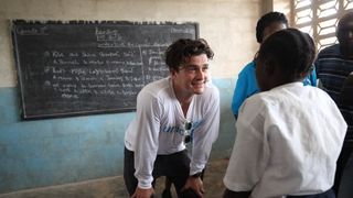 オーランド・ブルーム、リベリア訪問 エボラ出血熱が流行