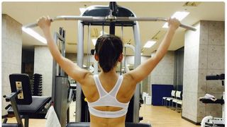 華原朋美、意外にも筋肉質!アスリート並みの背中を大胆披露