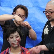 『進撃の巨人』特殊造形プロデューサーがゾンビメイクを伝授!見事な早業に学生も感激!