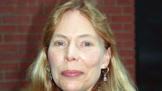 殿堂入り歌手ジョニ・ミッチェル、意識を失い病院へ救急搬送