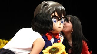 榮倉奈々と元KARAの知英、コナンに熱烈キス!