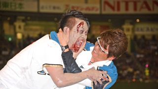 哀川翔、“ゾンビ”宮川大輔に一発デッドボール!マウンドで大乱闘!