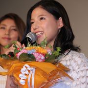 石井杏奈、サプライズで涙!出演作をE-girlsメンバーが祝福