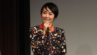 菊地凛子、「新婚生活は?」の呼び掛けに笑顔!